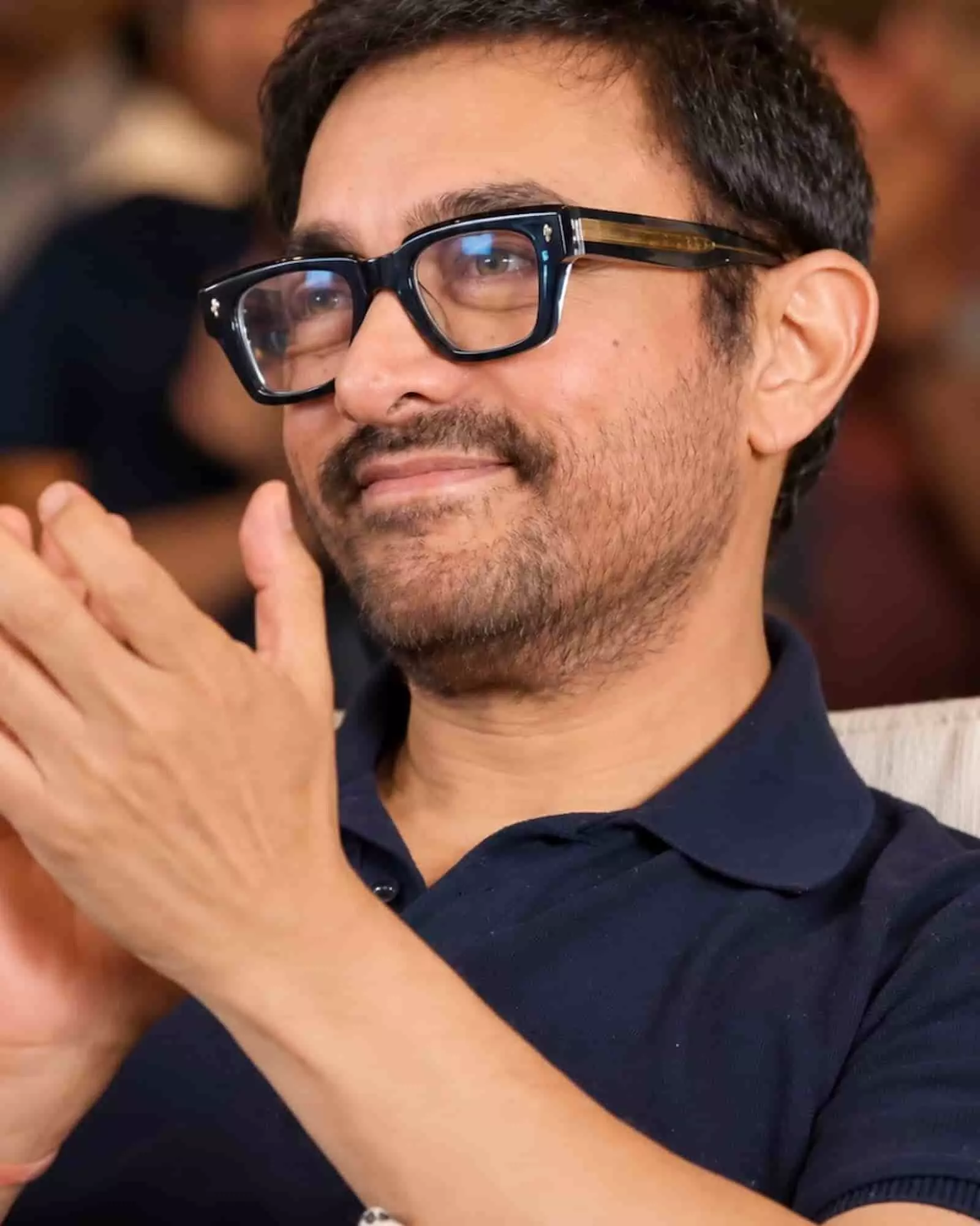 तस्वीर में दिख रही जगह पर अभिनेता आमिर खान मुस्कुराते हुए अपने हाथों से तालियां बजा रहे हैं। तस्वीर में दिख रही जगह पर अभिनेता आमिर खान मुस्कुराते हुए अपने हाथों से तालियां बजा रहे हैं।