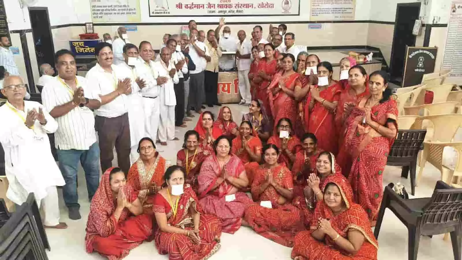 तस्वीर में दिख रही सभा में जैन समुदाय के लोग हाथ जोड़कर प्रार्थना मुद्रा में बैठे और खड़े हैं। तस्वीर में दिख रही सभा में जैन समुदाय के लोग हाथ जोड़कर प्रार्थना मुद्रा में बैठे और खड़े हैं।