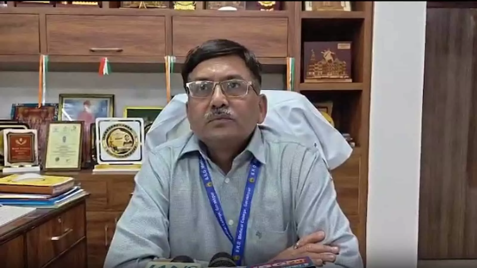 बीआरडी मेडिकल कॉलेज के प्राचार्य कार्यालय में बैठे हुए मीडिया से बातचीत कर रहे हैं। बीआरडी मेडिकल कॉलेज के प्राचार्य कार्यालय में बैठे हुए मीडिया से बातचीत कर रहे हैं।