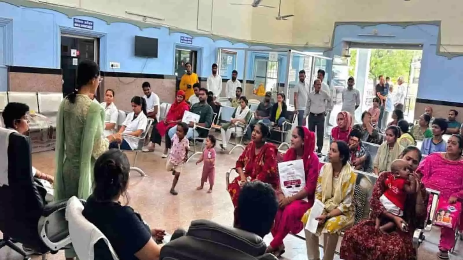 पश्चिम रेलवे के अहमदाबाद मंडल की स्वास्थ्य इकाई में आयोजित जागरूकता शिविर में भाग लेते हुए कर्मचारी और लाभार्थी। पश्चिम रेलवे के अहमदाबाद मंडल की स्वास्थ्य इकाई में आयोजित जागरूकता शिविर में भाग लेते हुए कर्मचारी और लाभार्थी।
