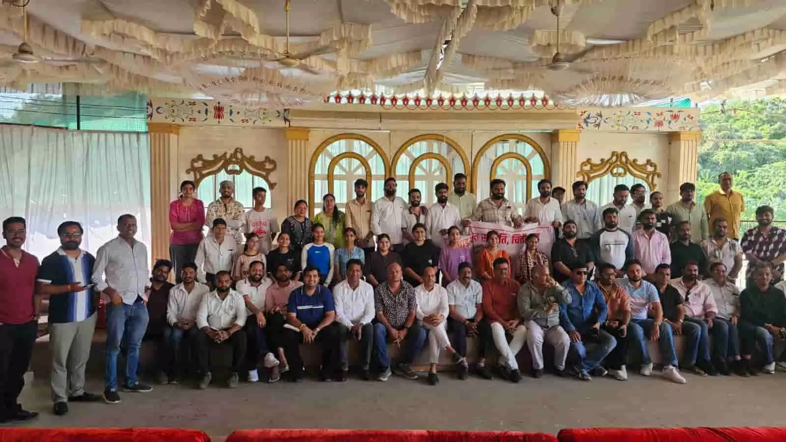 चित्तौड़गढ़ के जिला कार्यालय में पंचायती राज चुनाव तैयारियों को लेकर आयोजित भाजपा बैठक में मौजूद नेता। चित्तौड़गढ़ के जिला कार्यालय में पंचायती राज चुनाव तैयारियों को लेकर आयोजित भाजपा बैठक में मौजूद नेता।
