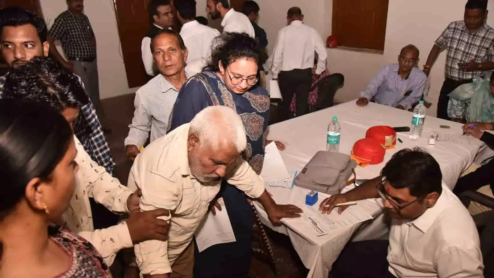 चिकित्सा शिविर में डॉक्टर से परामर्श लेते मरीज और मौजूद लोग चित्तौड़गढ़ के पुराने न्यायालय परिसर में चिकित्सा शिविर में डॉक्टर से परामर्श लेते मरीज और मौजूद लोग चित्तौड़गढ़ के पुराने न्यायालय परिसर में