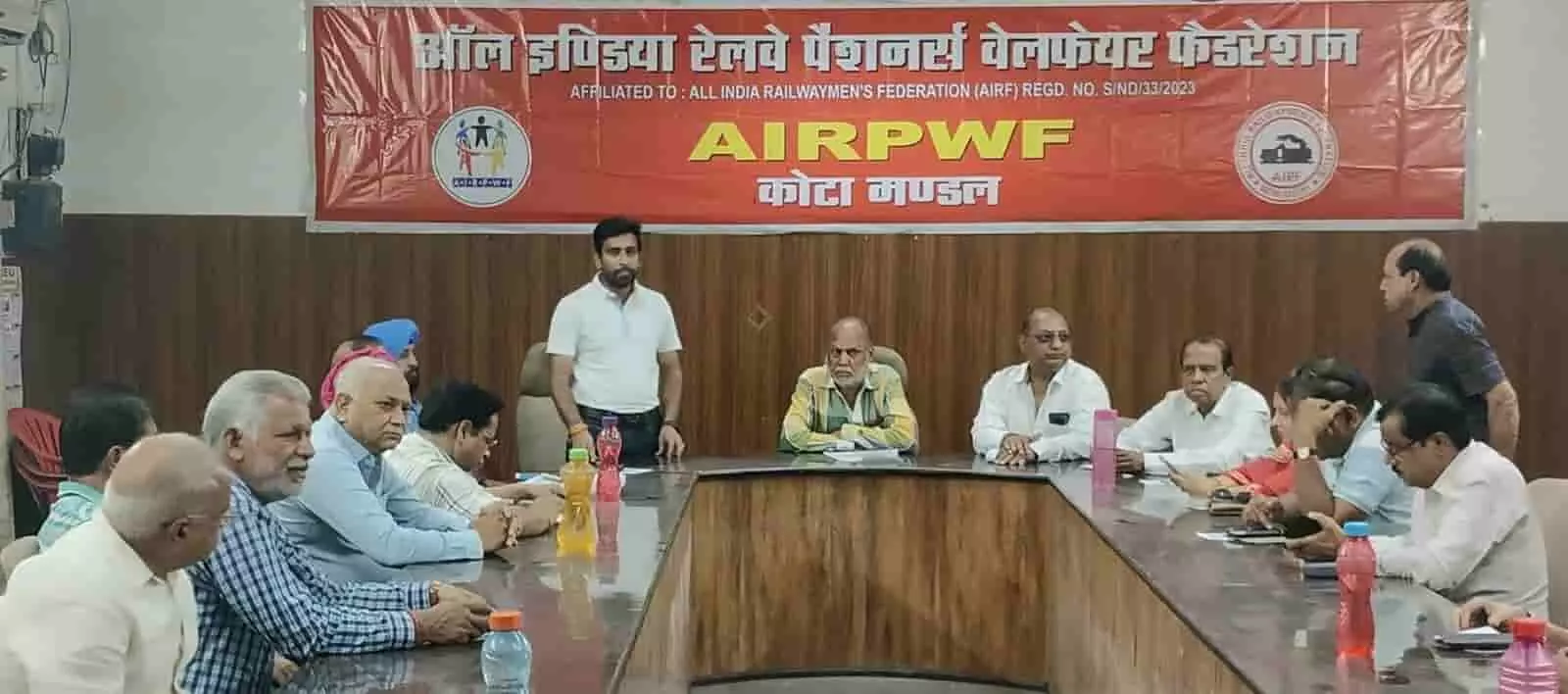 तस्वीर में एआईआरपीडब्ल्यूएफ कोटा मंडल के बैनर तले कांफ्रेंस हॉल में बैठक आयोजित करते समिति सदस्य दिख रहे हैं। तस्वीर में एआईआरपीडब्ल्यूएफ कोटा मंडल के बैनर तले कांफ्रेंस हॉल में बैठक आयोजित करते समिति सदस्य दिख रहे हैं।