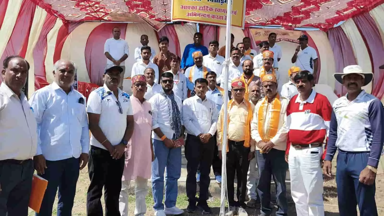 तस्वीर में बाएं से दाएं आयोजक और अतिथि पंडाल के आगे कतार में खड़े हैं। तस्वीर में बाएं से दाएं आयोजक और अतिथि पंडाल के आगे कतार में खड़े हैं।
