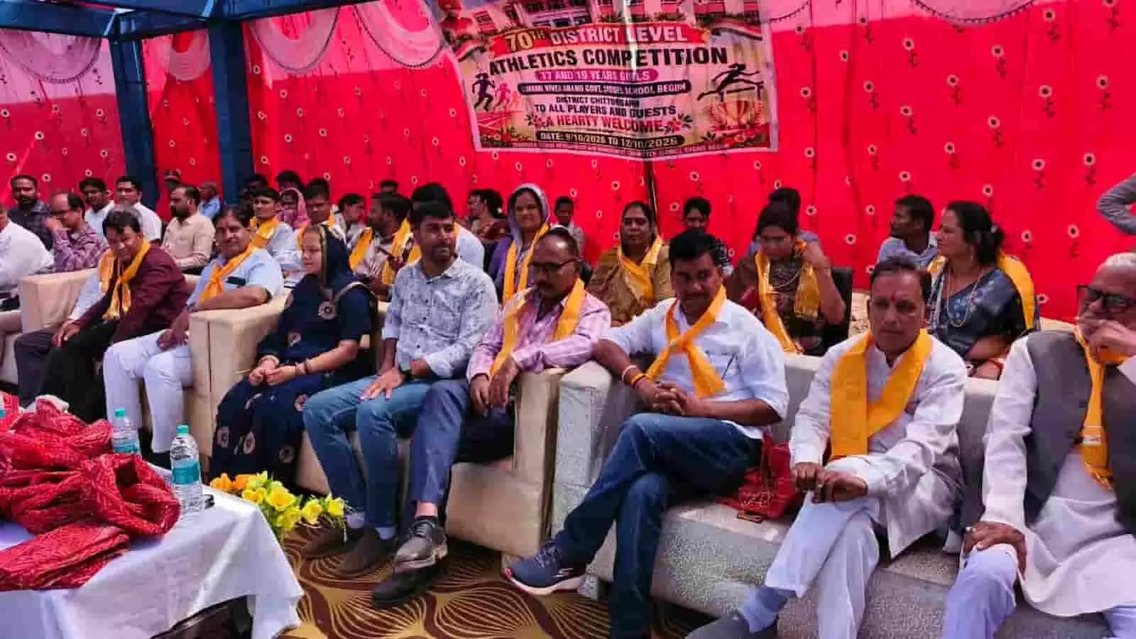 तस्वीर में मंच पर पीछे बैनर लगा है और अतिथियों की कतार बैठी दिख रही है। तस्वीर में मंच पर पीछे बैनर लगा है और अतिथियों की कतार बैठी दिख रही है।
