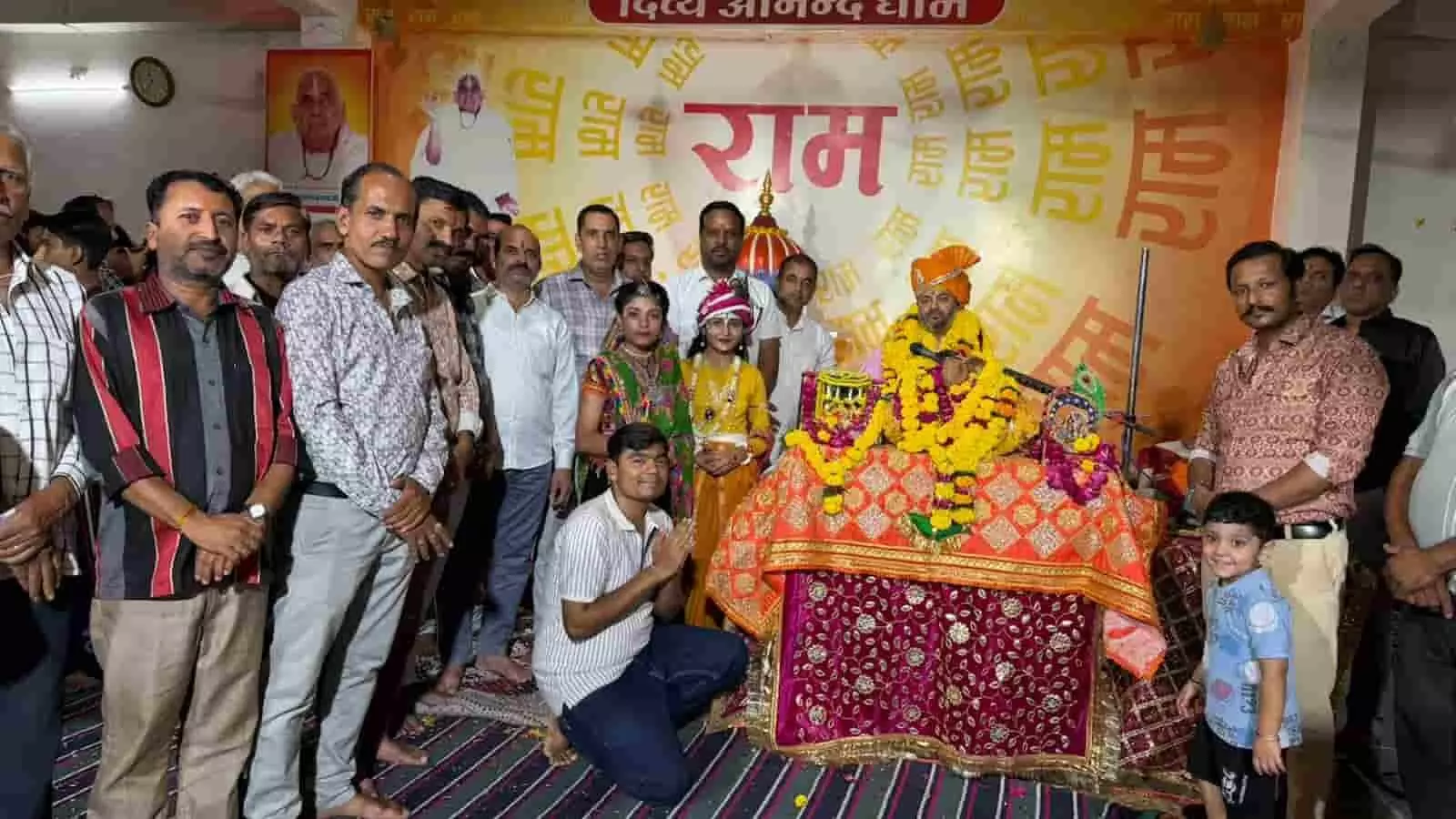 तस्वीर में व्यासपीठ पर संत विराजमान हैं और आसपास श्रद्धालु उपस्थित दिख रहे हैं। तस्वीर में व्यासपीठ पर संत विराजमान हैं और आसपास श्रद्धालु उपस्थित दिख रहे हैं।
