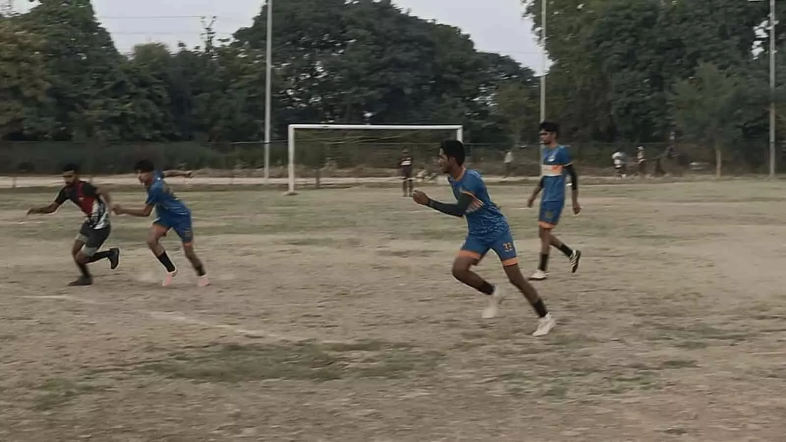 तस्वीर में नीली और काली जर्सी पहने खिलाड़ी मैदान में फुटबॉल मैच खेलते दिख रहे हैं। तस्वीर में नीली और काली जर्सी पहने खिलाड़ी मैदान में फुटबॉल मैच खेलते दिख रहे हैं।
