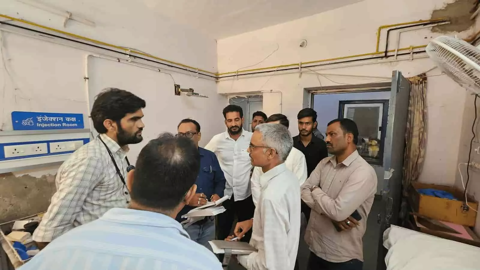 तस्वीर में अस्पताल के इंजेक्शन कक्ष में खड़े होकर चिकित्सा व्यवस्थाओं का जायजा लेते अधिकारी और जनप्रतिनिधि दिखाई दे रहे हैं। तस्वीर में अस्पताल के इंजेक्शन कक्ष में खड़े होकर चिकित्सा व्यवस्थाओं का जायजा लेते अधिकारी और जनप्रतिनिधि दिखाई दे रहे हैं।