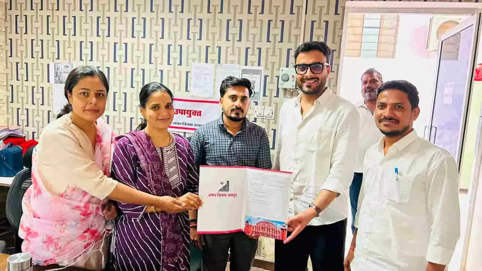 अधिकारियों के साथ बैठक कर रबी सीजन में उर्वरक उपलब्धता की समीक्षा करते कृषि विभाग के लोग। अधिकारियों के साथ बैठक कर रबी सीजन में उर्वरक उपलब्धता की समीक्षा करते कृषि विभाग के लोग।