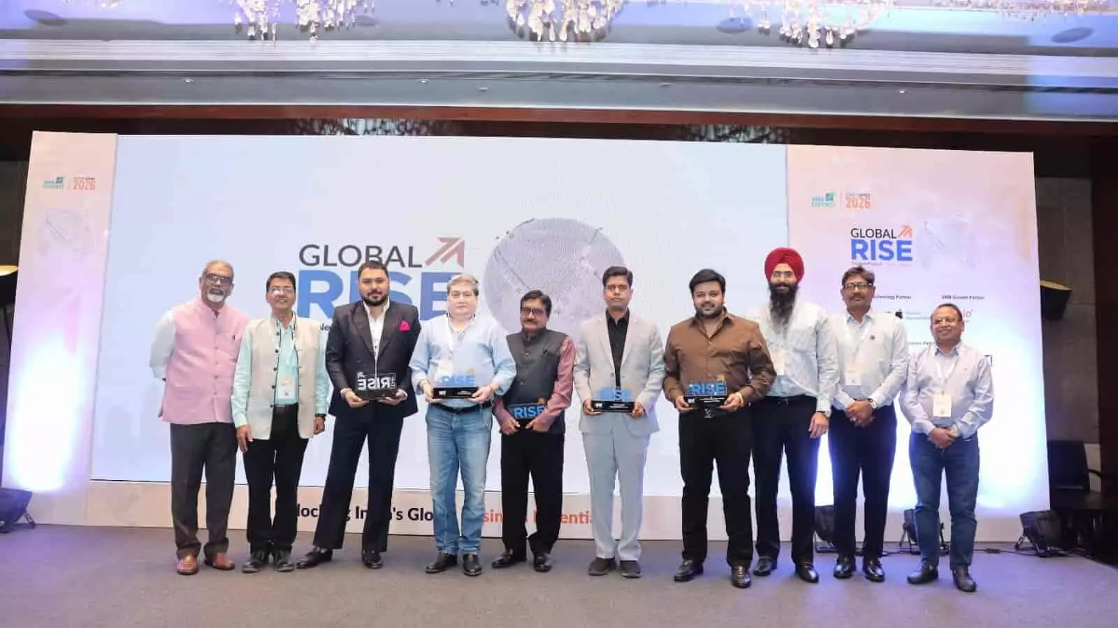 जयपुर में Global RISE 2026 कार्यक्रम के दौरान मंच पर ट्रॉफी थामे खड़े सम्मानित उद्योग प्रतिनिधि। जयपुर में Global RISE 2026 कार्यक्रम के दौरान मंच पर ट्रॉफी थामे खड़े सम्मानित उद्योग प्रतिनिधि।