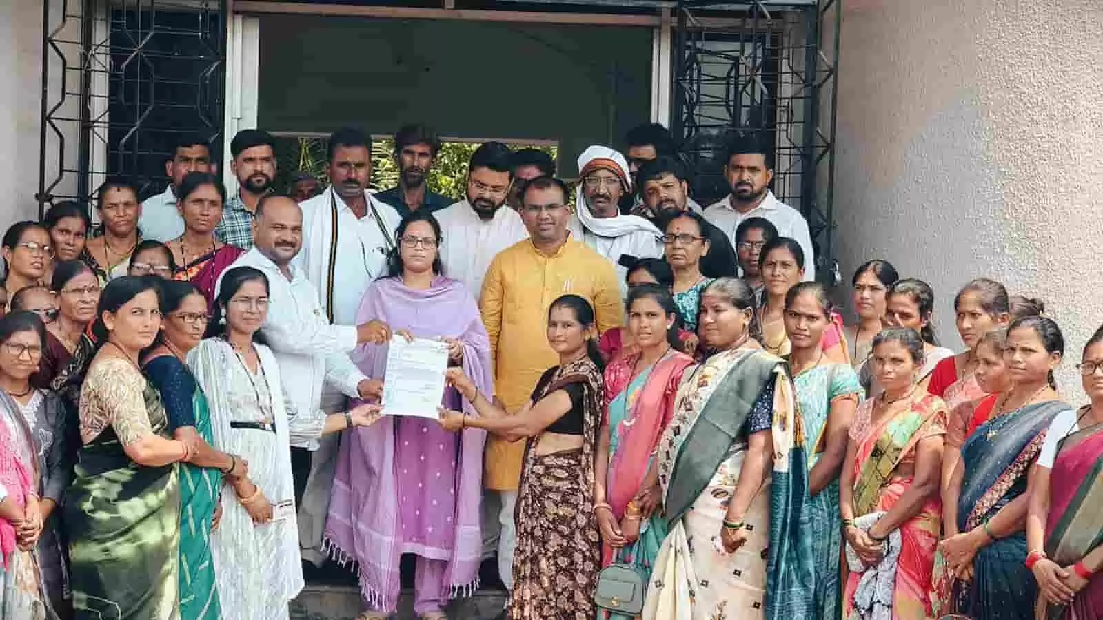 तस्वीर में दिख रही महिलाएं और जनप्रतिनिधि अधिकारी को राशन दुकान से संबंधित ज्ञापन सौंप रहे हैं। तस्वीर में दिख रही महिलाएं और जनप्रतिनिधि अधिकारी को राशन दुकान से संबंधित ज्ञापन सौंप रहे हैं।