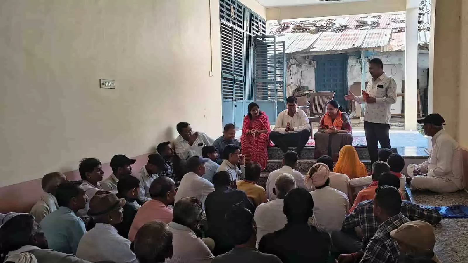 पुराना बस स्टैंड पर बैठक के दौरान उपस्थित भाजपा कार्यकर्ता और पदाधिकारी। पुराना बस स्टैंड पर बैठक के दौरान उपस्थित भाजपा कार्यकर्ता और पदाधिकारी।