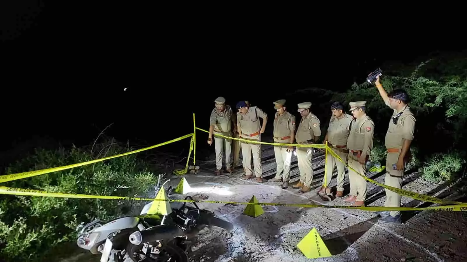 तस्वीर में रात के समय पुलिसकर्मी बैरिकेडिंग के बीच घटनास्थल पर जांच पड़ताल करते नजर आ रहे हैं。 तस्वीर में रात के समय पुलिसकर्मी बैरिकेडिंग के बीच घटनास्थल पर जांच पड़ताल करते नजर आ रहे हैं。