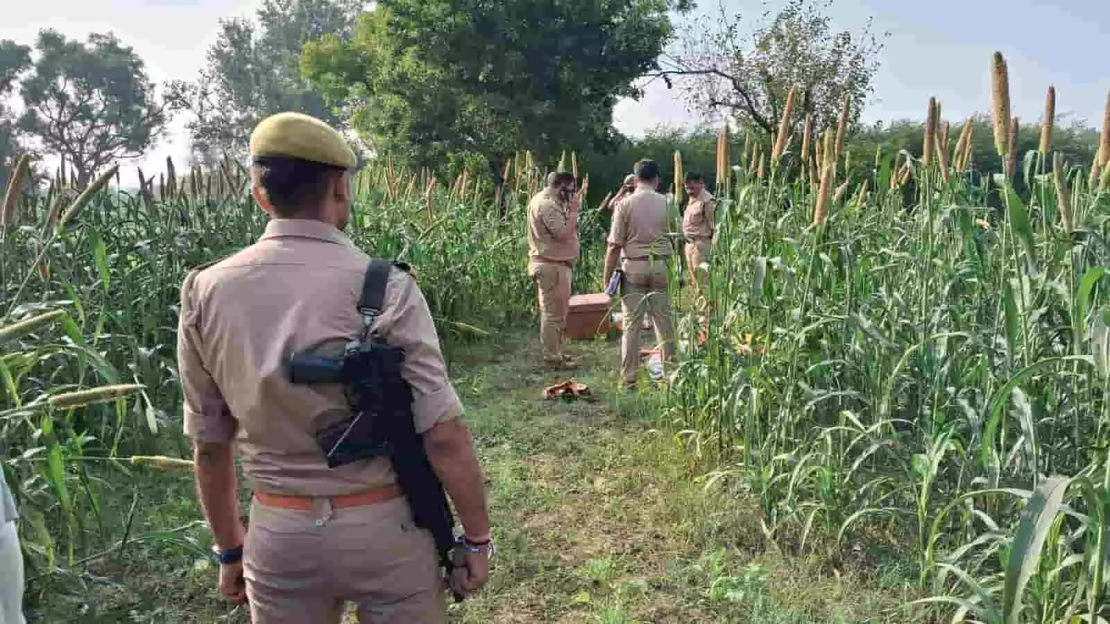 तस्वीर में पुलिसकर्मी एटा के नगला भूरा गांव के खेतों में जांच-पड़ताल करते दिख रहे हैं. तस्वीर में पुलिसकर्मी एटा के नगला भूरा गांव के खेतों में जांच-पड़ताल करते दिख रहे हैं.
