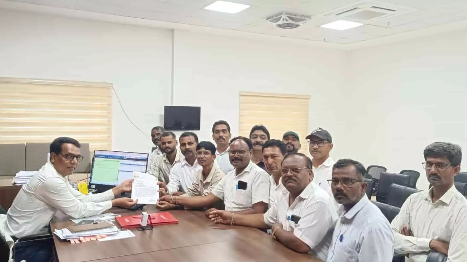सरपंच संघटनेचे पदाधिकारी समुद्रपूर येथील कार्यालयात अधिकाऱ्याला दुष्काळ आणि पीक विम्याबाबत निवेदन देताना. सरपंच संघटनेचे पदाधिकारी समुद्रपूर येथील कार्यालयात अधिकाऱ्याला दुष्काळ आणि पीक विम्याबाबत निवेदन देताना.