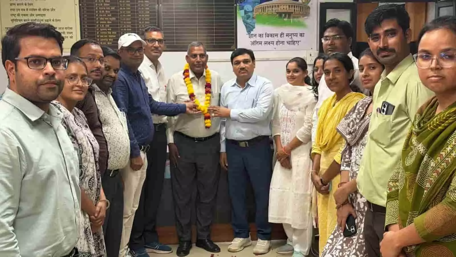 तस्वीर में हिंडौन राजकीय महाविद्यालय के स्टाफ सदस्य प्राचार्य को माला पहनाकर सम्मानित करते हुए खड़े हैं. तस्वीर में हिंडौन राजकीय महाविद्यालय के स्टाफ सदस्य प्राचार्य को माला पहनाकर सम्मानित करते हुए खड़े हैं.