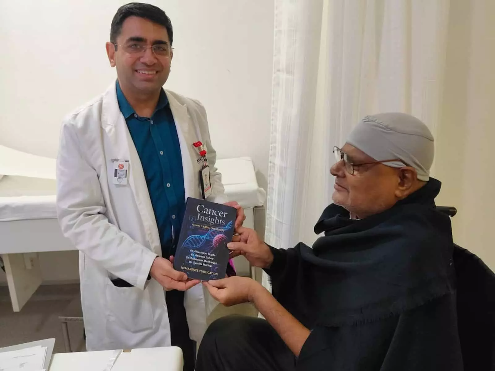 तस्वीर में बाईं ओर खड़े डॉ. कुशल नारंग एक व्यक्ति को कैंसर इनसाइट्स पुस्तक सौंपते हुए नजर आ रहे हैं। तस्वीर में बाईं ओर खड़े डॉ. कुशल नारंग एक व्यक्ति को कैंसर इनसाइट्स पुस्तक सौंपते हुए नजर आ रहे हैं।