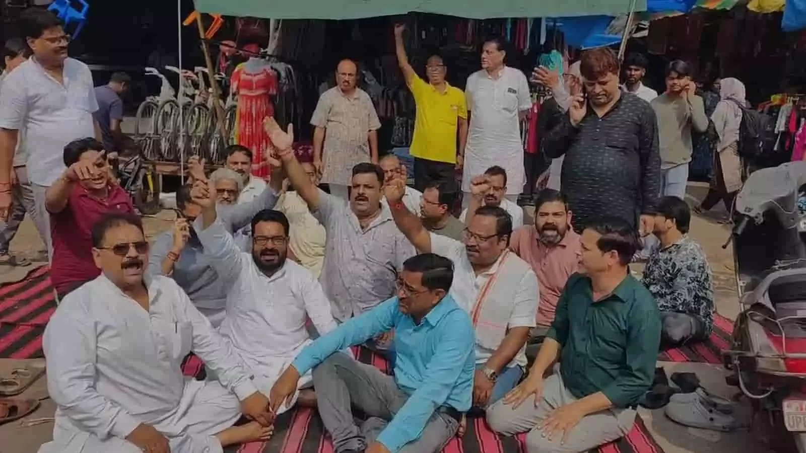 धरना दे रहे व्यापारियों का समूह एटा में यूपीआई ऑनलाइन कैश व्यवस्था के टैक्स के विरोध में। धरना दे रहे व्यापारियों का समूह एटा में यूपीआई ऑनलाइन कैश व्यवस्था के टैक्स के विरोध में।