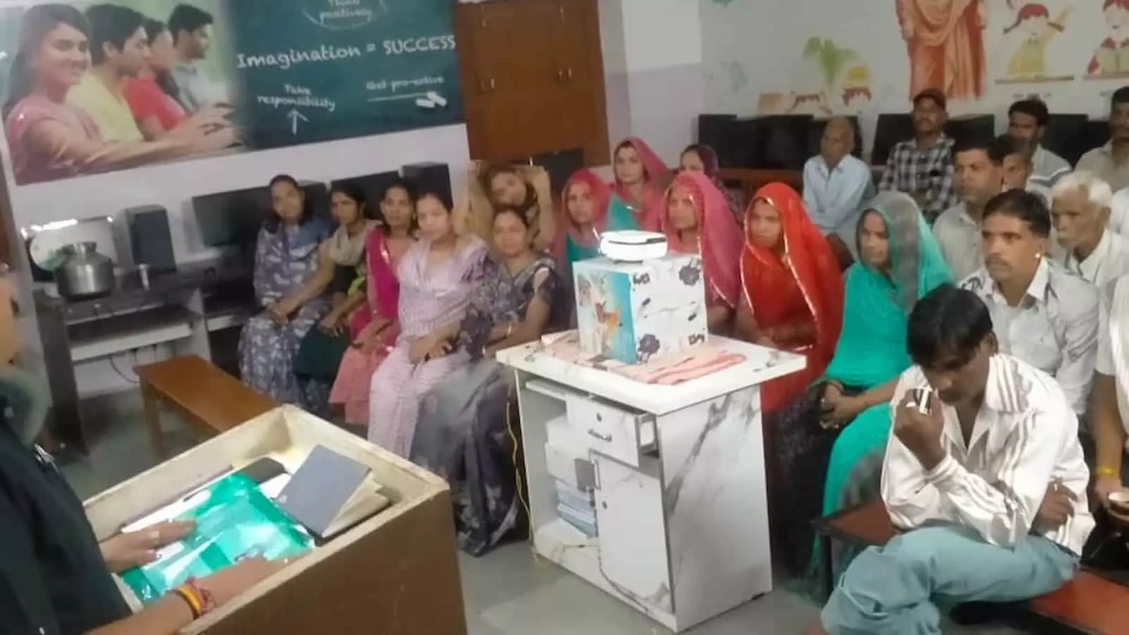 कमरे में बैठे अभिभावक बड़ी सादड़ी के विवेकानन्द स्कूल में आयोजित बैठक सुन रहे हैं। कमरे में बैठे अभिभावक बड़ी सादड़ी के विवेकानन्द स्कूल में आयोजित बैठक सुन रहे हैं।