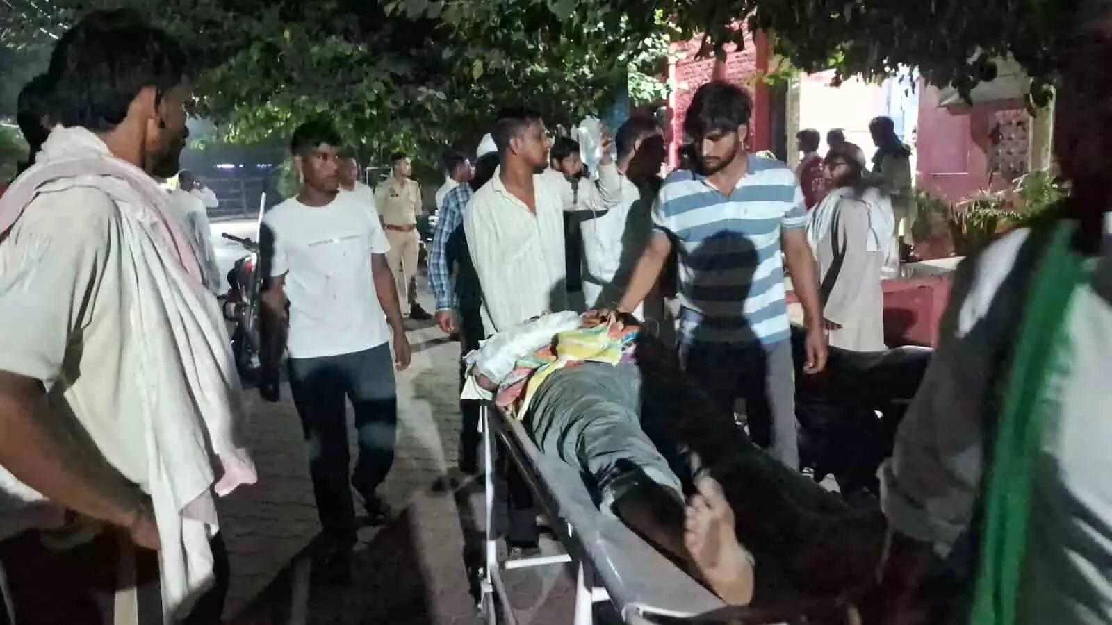अस्पताल के बाहर स्ट्रेचर पर घायल व्यक्ति को ले जाते हुए ग्रामीण और पुलिसकर्मी, सहारनपुर के गंगोह क्षेत्र का मामला। अस्पताल के बाहर स्ट्रेचर पर घायल व्यक्ति को ले जाते हुए ग्रामीण और पुलिसकर्मी, सहारनपुर के गंगोह क्षेत्र का मामला।
