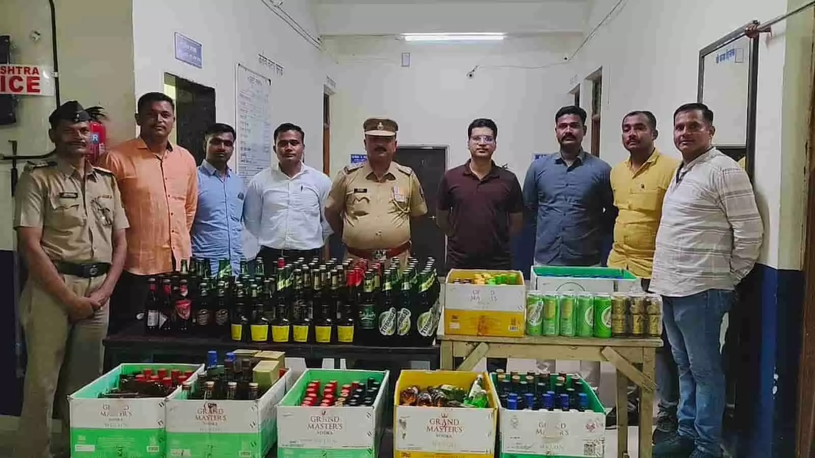 छत्रपति संभाजीनगर में आबकारी विभाग के अधिकारी और जवान जब्त की गई शराब की बोतलों और पेटियों के साथ खड़े हैं। छत्रपति संभाजीनगर में आबकारी विभाग के अधिकारी और जवान जब्त की गई शराब की बोतलों और पेटियों के साथ खड़े हैं।