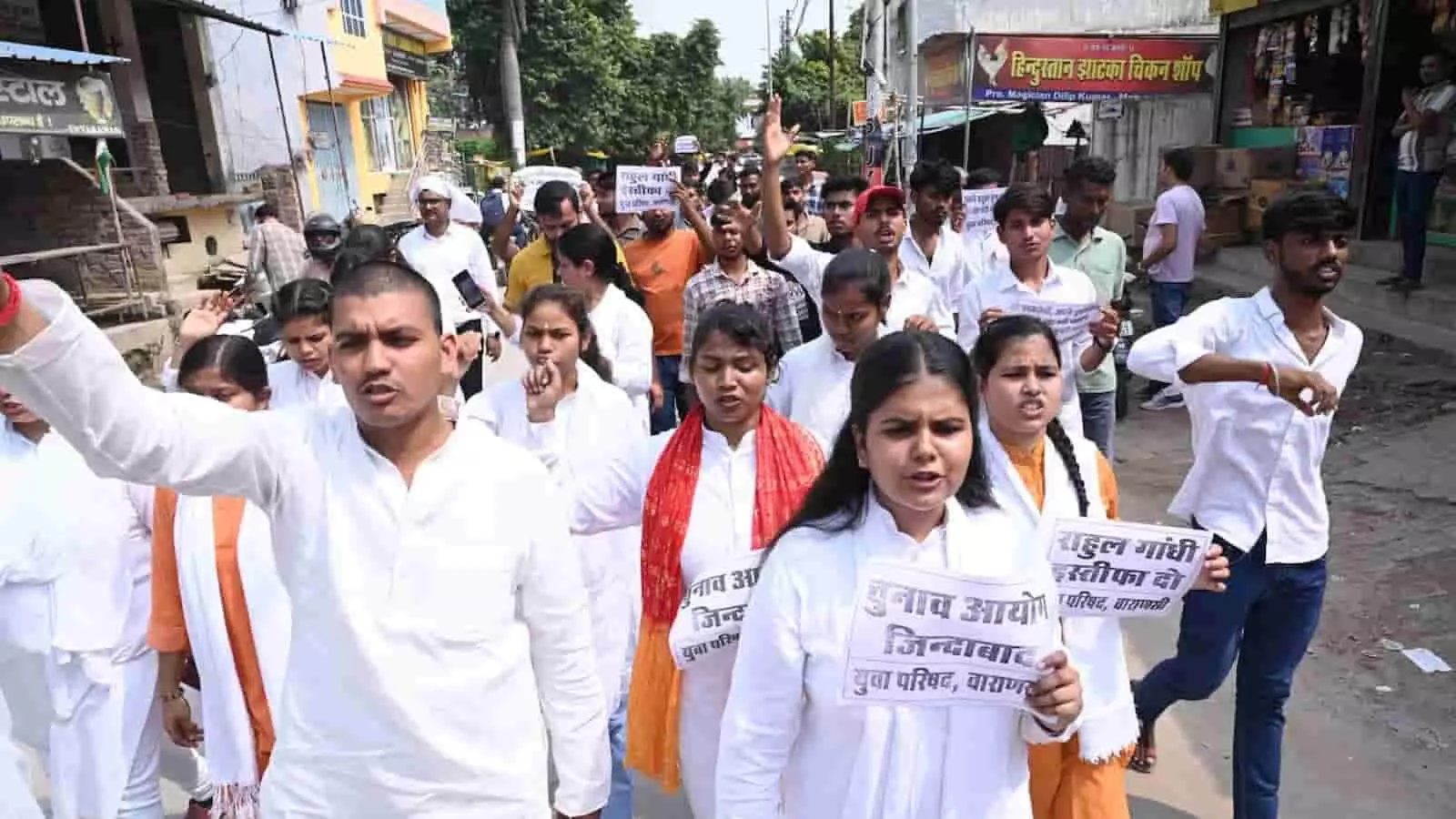 वाराणसी की सड़क पर तख्तियां लेकर नारेबाजी करते युवा परिषद के कार्यकर्ता। वाराणसी की सड़क पर तख्तियां लेकर नारेबाजी करते युवा परिषद के कार्यकर्ता।