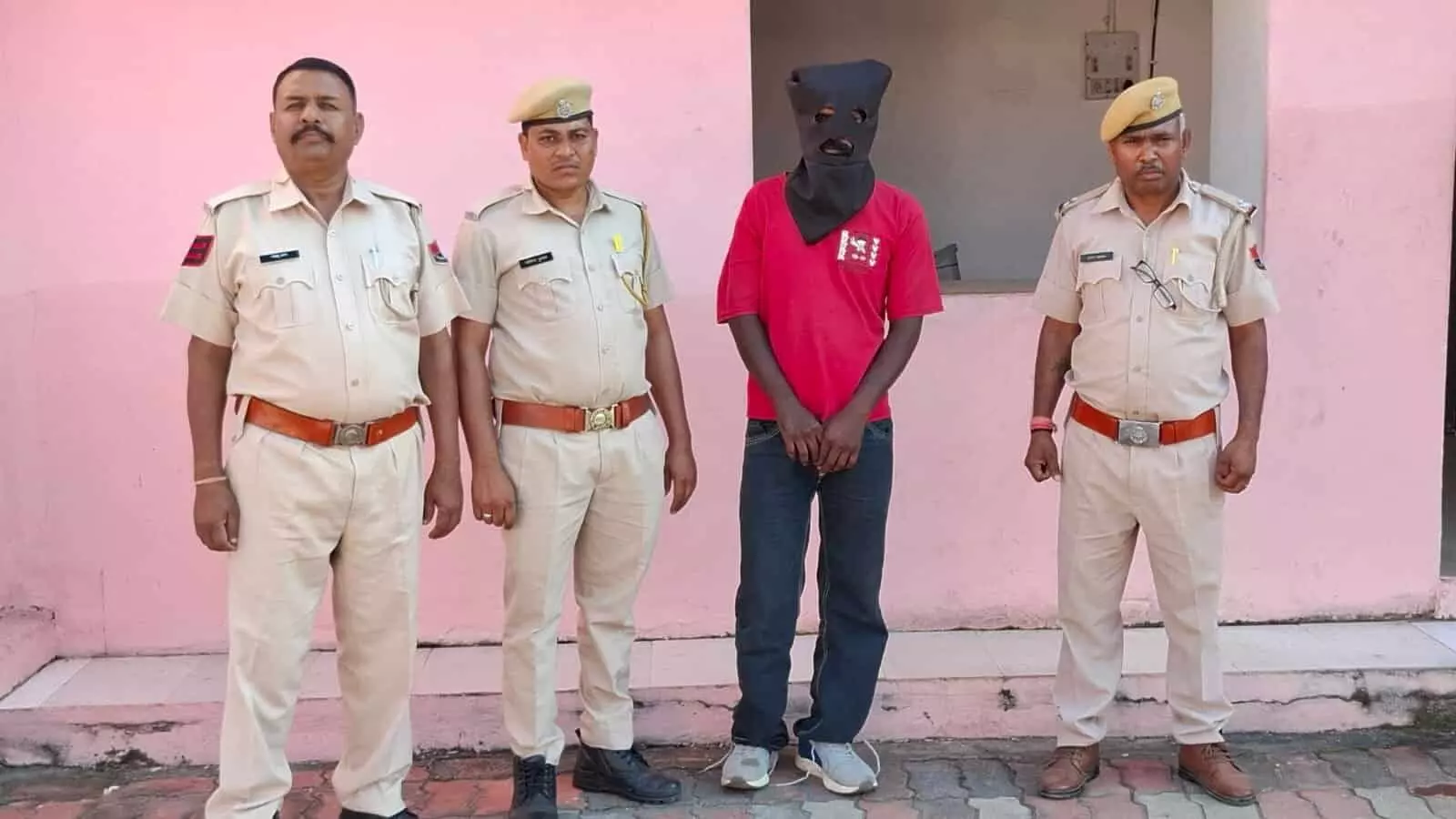 पुलिस हिरासत में खड़े आरोपी के साथ नजर आ रहे आसपुर थाने के पुलिसकर्मी डूंगरपुर जिले में चांदी लूट के मामले की कार्रवाई के दौरान। पुलिस हिरासत में खड़े आरोपी के साथ नजर आ रहे आसपुर थाने के पुलिसकर्मी डूंगरपुर जिले में चांदी लूट के मामले की कार्रवाई के दौरान।