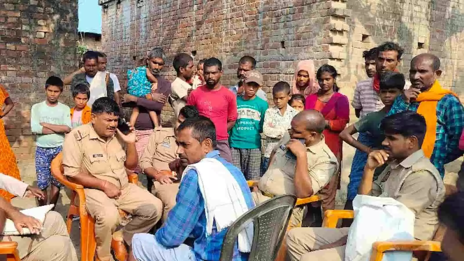 खैरीघाट थाना क्षेत्र के सम्मनपुरवा गांव में सांप के काटने से हुई महिला की मौत के मामले की जांच करते पुलिसकर्मी और मौजूद ग्रामीण खैरीघाट थाना क्षेत्र के सम्मनपुरवा गांव में सांप के काटने से हुई महिला की मौत के मामले की जांच करते पुलिसकर्मी और मौजूद ग्रामीण