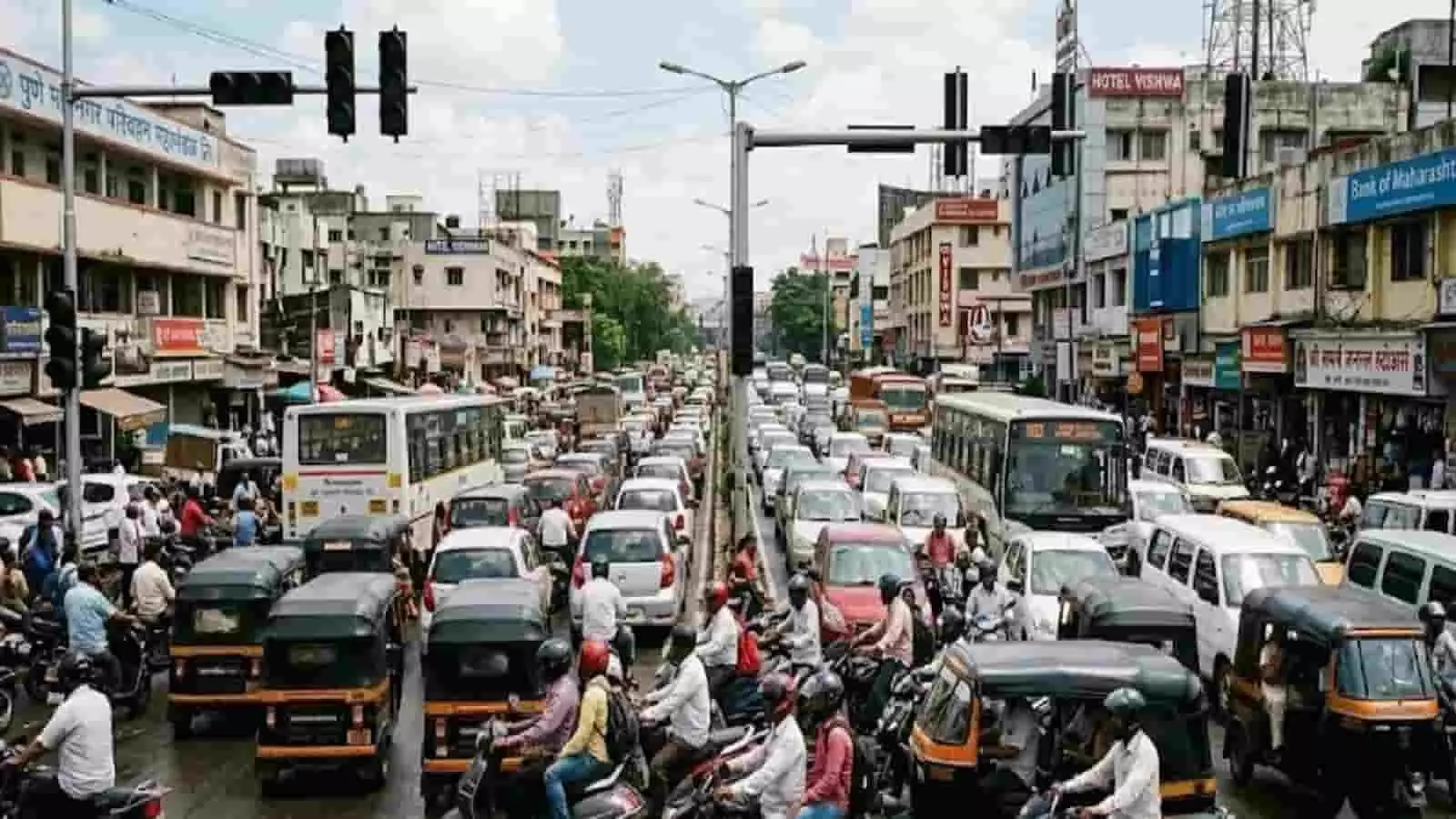 पुणे में बंद ट्रैफिक सिग्नल के सामने से गुजरते वाहन और चौराहों पर लगा जाम। पुणे में बंद ट्रैफिक सिग्नल के सामने से गुजरते वाहन और चौराहों पर लगा जाम।