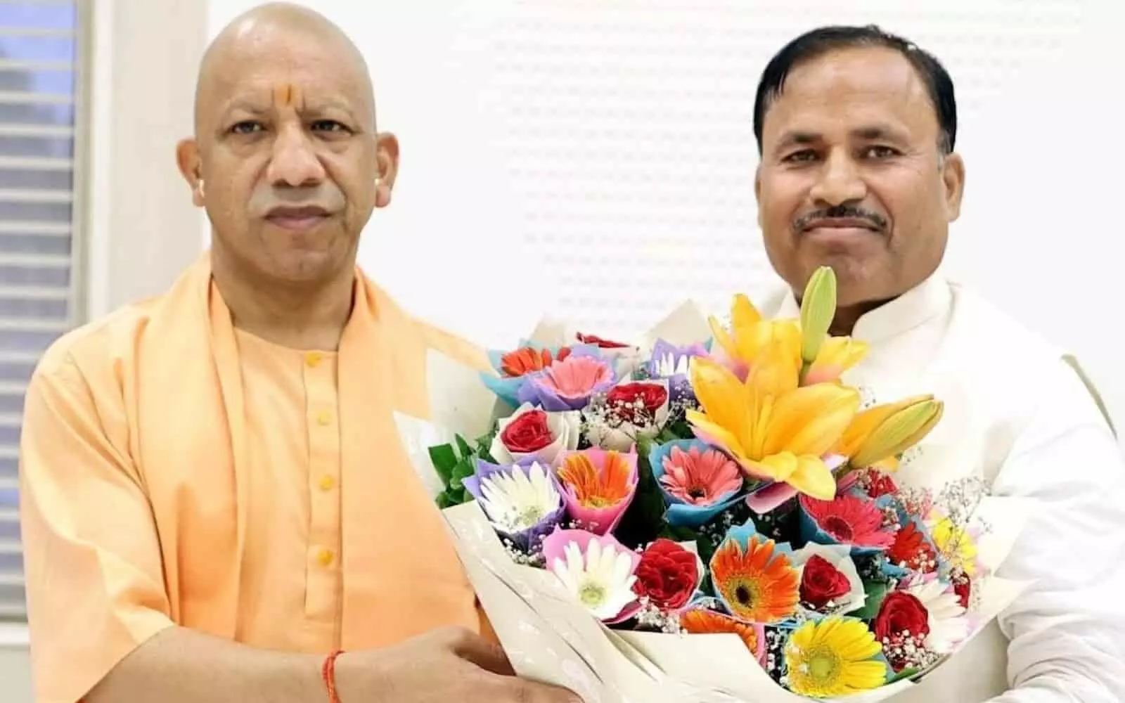 तस्वीर में बाएं से मुख्यमंत्री योगी आदित्यनाथ और दाएं विधायक विजय पाल आढ़ती गुलदस्ता पकड़े दिख रहे हैं। तस्वीर में बाएं से मुख्यमंत्री योगी आदित्यनाथ और दाएं विधायक विजय पाल आढ़ती गुलदस्ता पकड़े दिख रहे हैं।