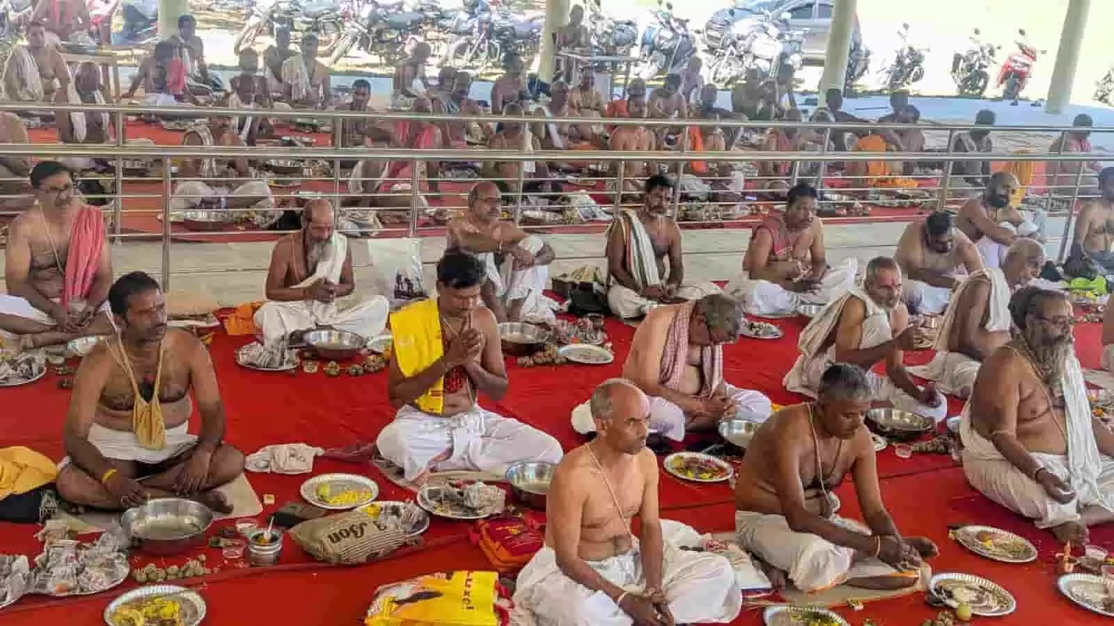 संत श्री आशारामजी आश्रम आमेट में सर्वपितृ अमावस्या पर विधि-विधान से तर्पण करते श्रद्धालु संत श्री आशारामजी आश्रम आमेट में सर्वपितृ अमावस्या पर विधि-विधान से तर्पण करते श्रद्धालु