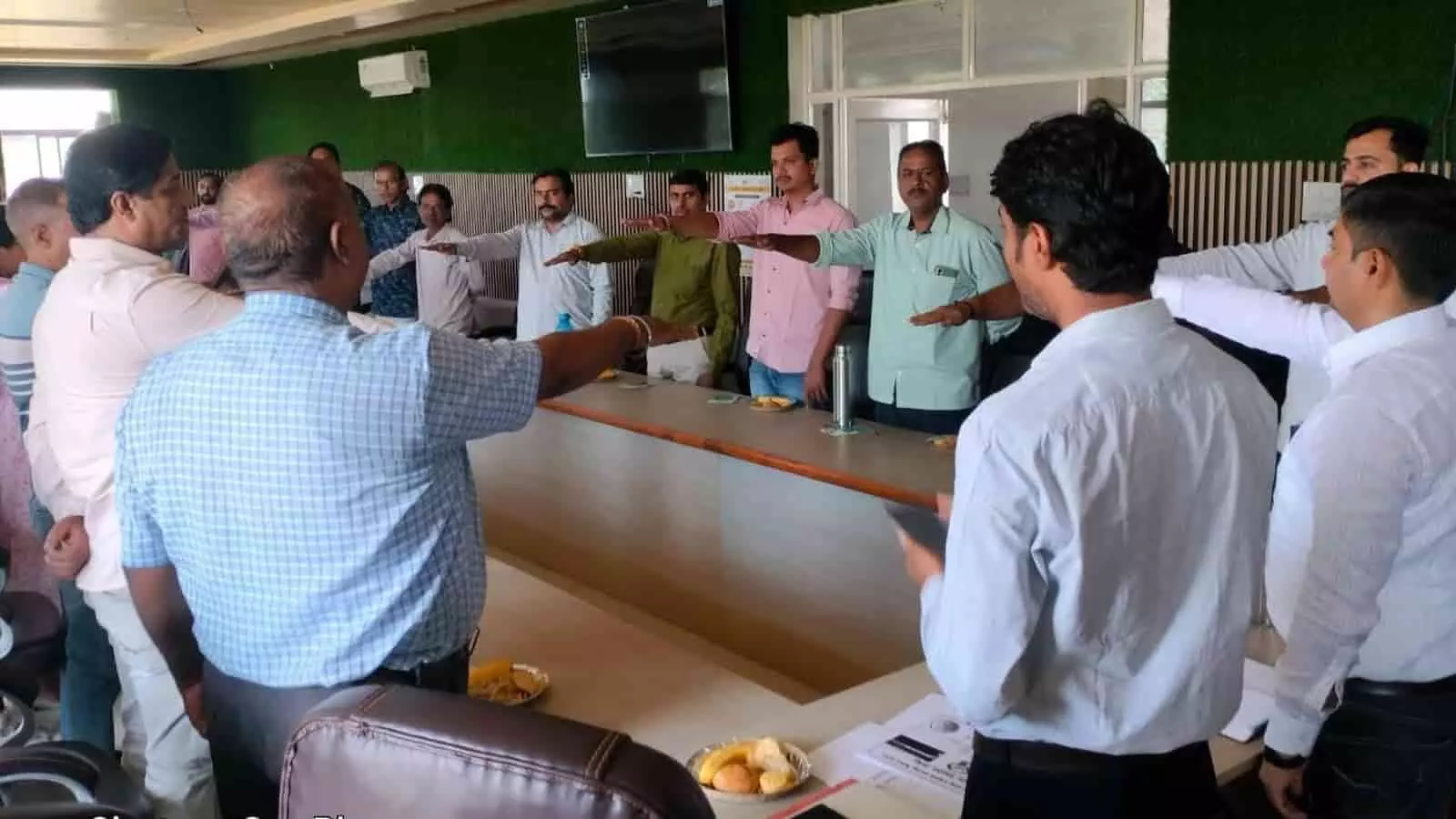 तस्वीर में एक हॉल के अंदर लोग हाथ आगे बढ़ाकर मानसिक स्वास्थ्य जागरूकता की शपथ ले रहे हैं। तस्वीर में एक हॉल के अंदर लोग हाथ आगे बढ़ाकर मानसिक स्वास्थ्य जागरूकता की शपथ ले रहे हैं।