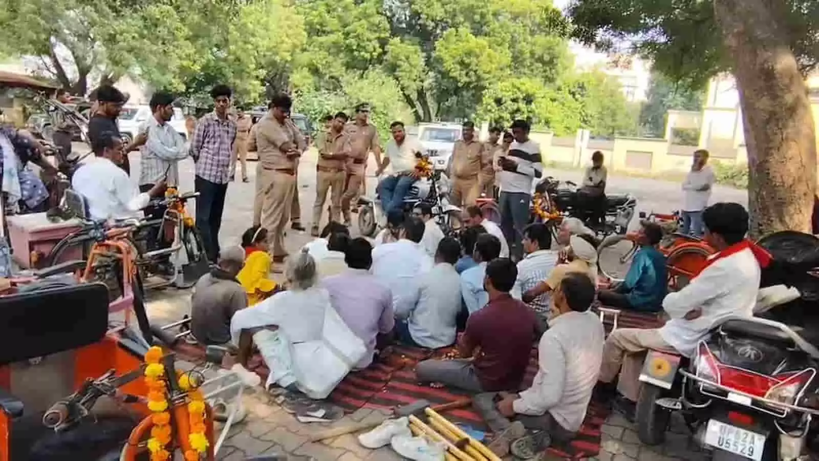 एटा कलेक्ट्रेट परिसर में ट्राइसाइकिल के पास जमीन पर बैठकर प्रदर्शन करते दिव्यांगजन। एटा कलेक्ट्रेट परिसर में ट्राइसाइकिल के पास जमीन पर बैठकर प्रदर्शन करते दिव्यांगजन।