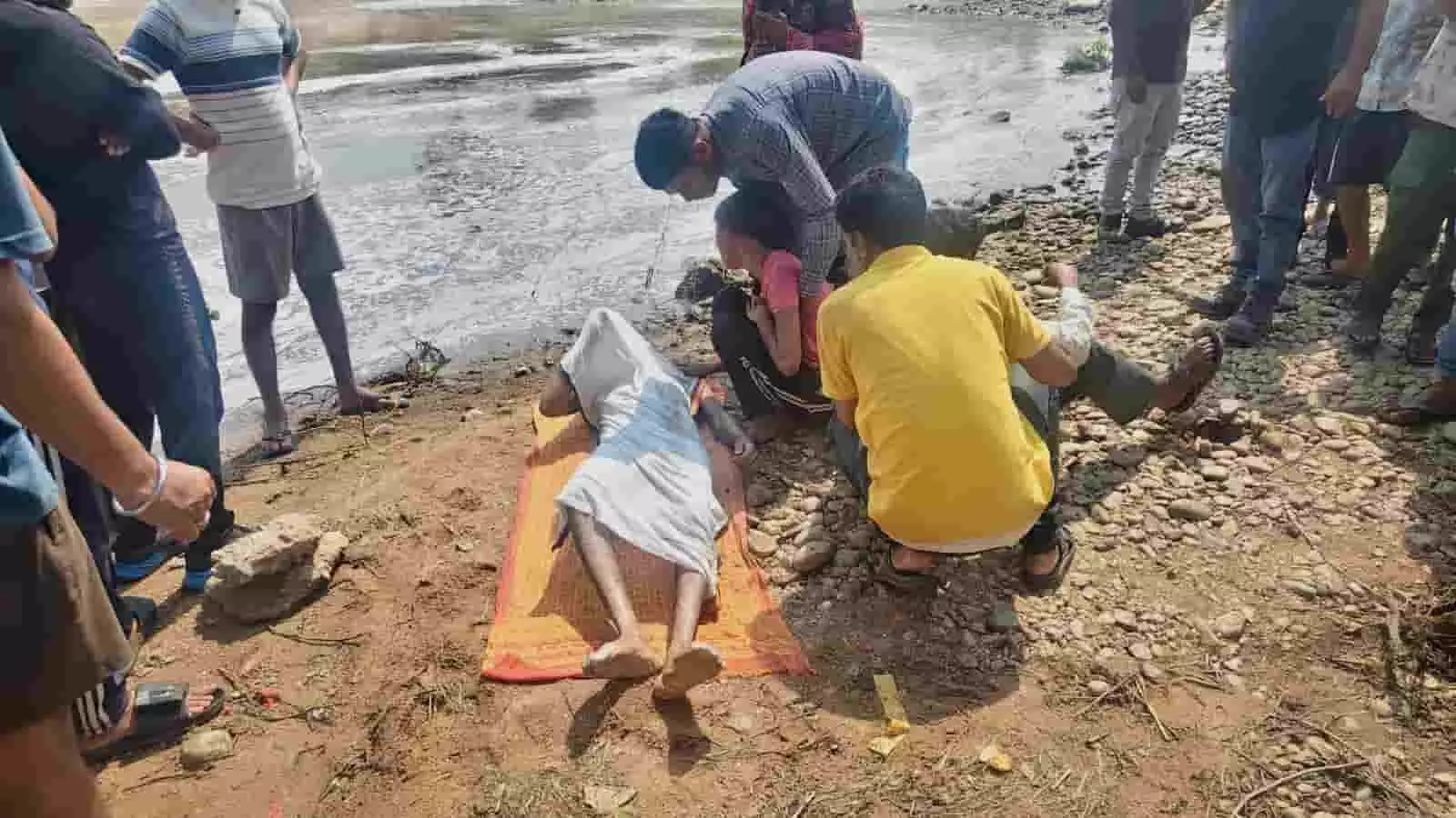 कोरबा के सुमेधा डैम के किनारे पानी से बरामद शव के पास खड़े लोग। कोरबा के सुमेधा डैम के किनारे पानी से बरामद शव के पास खड़े लोग।