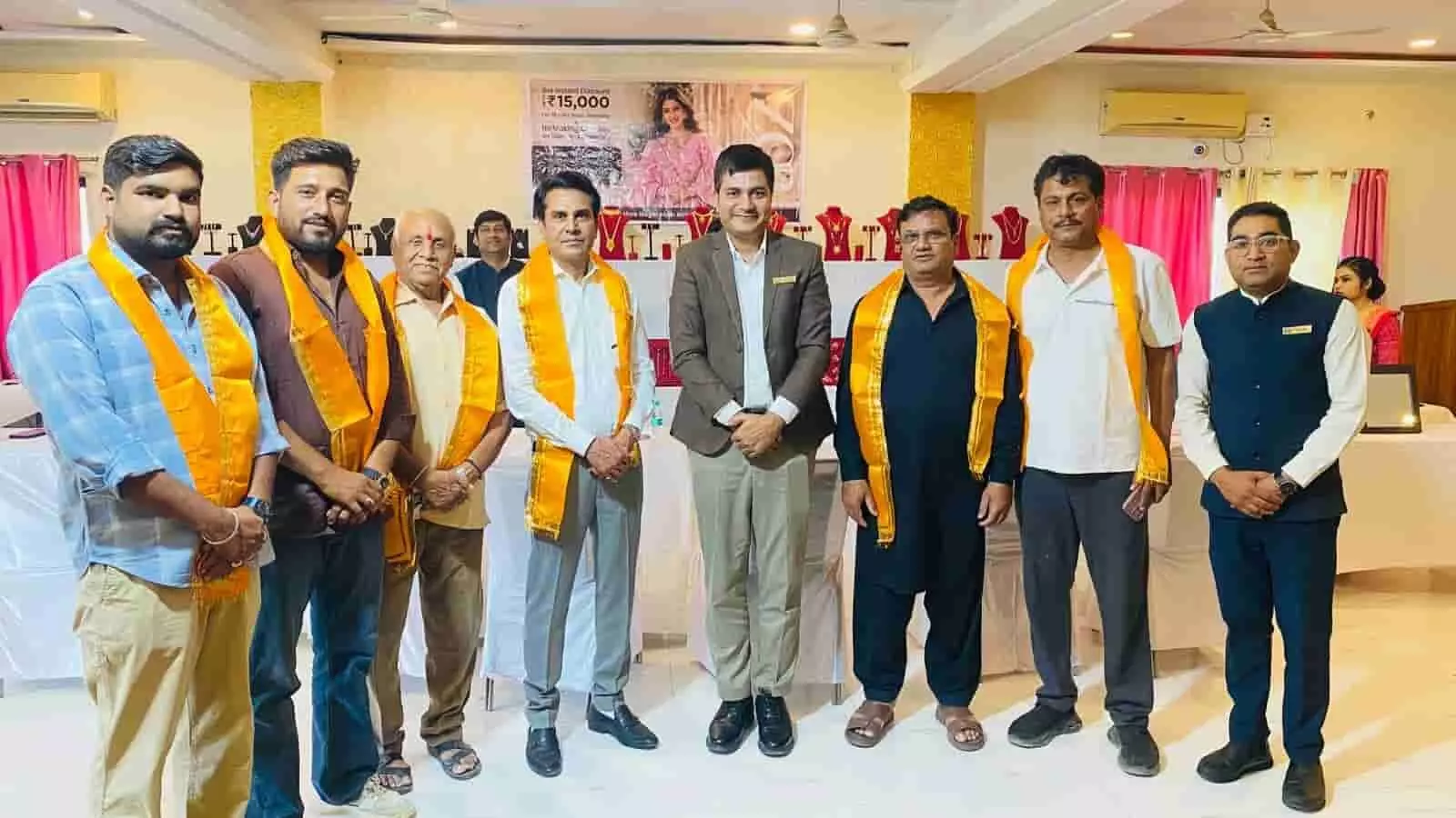 होटल रॉयल पारस में टीबीजेड ज्वेलरी एग्जीबिशन के उद्घाटन के दौरान अतिथि और आयोजक होटल रॉयल पारस में टीबीजेड ज्वेलरी एग्जीबिशन के उद्घाटन के दौरान अतिथि और आयोजक