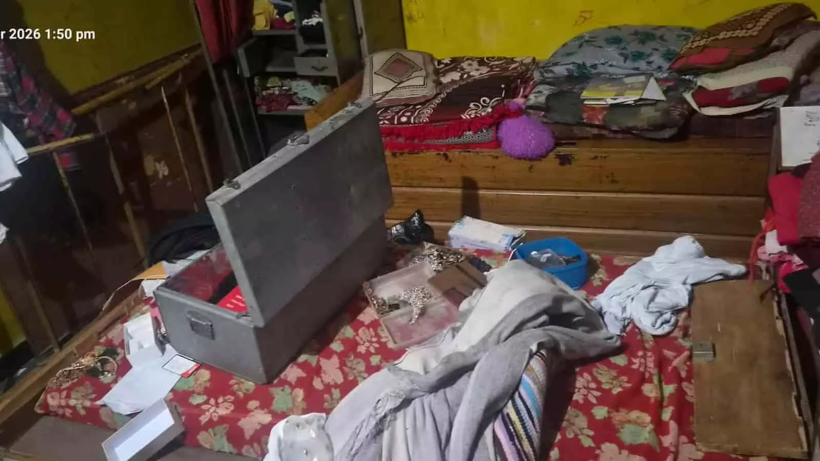 तस्वीर में खेरवाड़ा के एक कमरे के भीतर खुला संदूक और बिस्तर पर बिखरा हुआ सामान दिखाई दे रहा है। तस्वीर में खेरवाड़ा के एक कमरे के भीतर खुला संदूक और बिस्तर पर बिखरा हुआ सामान दिखाई दे रहा है।