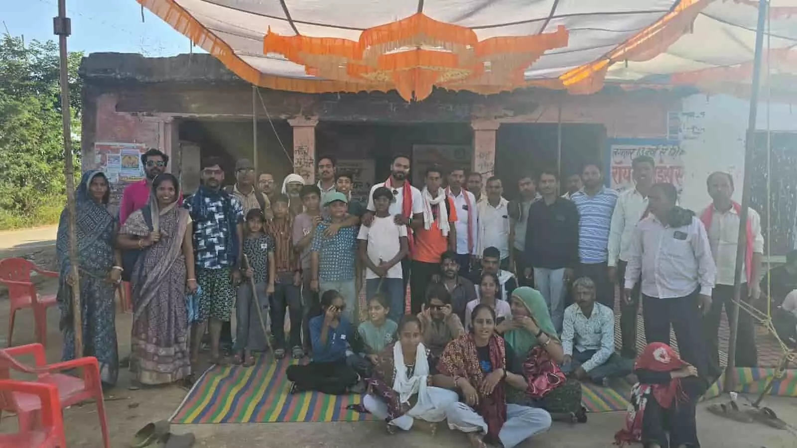 आकोला में आवरी माता जी पैदल यात्रा के दौरान मंडप के नीचे खड़े और बैठे हुए श्रद्धालु। आकोला में आवरी माता जी पैदल यात्रा के दौरान मंडप के नीचे खड़े और बैठे हुए श्रद्धालु।