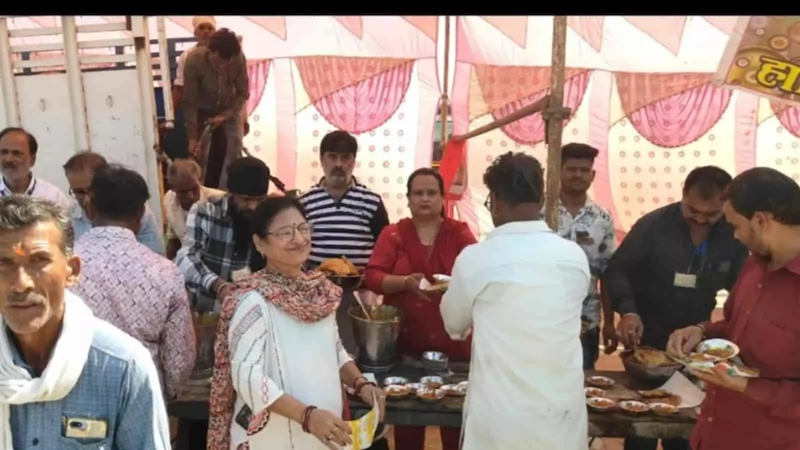 तस्वीर में शनि धाम बोराड़ी में आयोजित भंडारे के दौरान लोग तंबू के नीचे खड़े होकर प्रसाद बांटते और लेते नजर आ रहे हैं। तस्वीर में शनि धाम बोराड़ी में आयोजित भंडारे के दौरान लोग तंबू के नीचे खड़े होकर प्रसाद बांटते और लेते नजर आ रहे हैं।