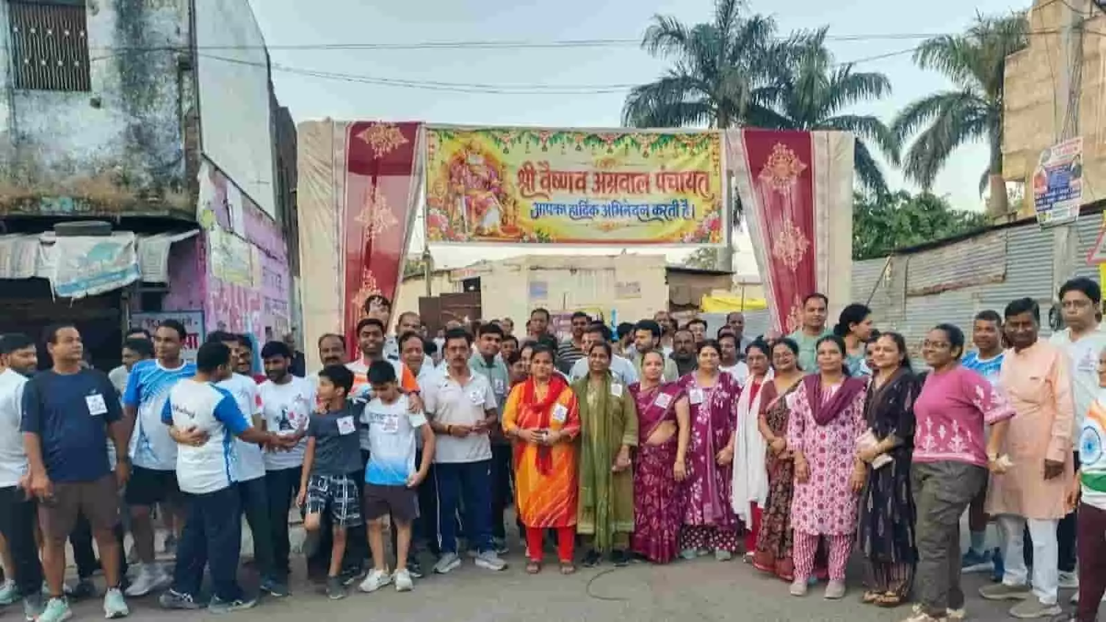 तस्वीर में कई पुरुष, महिलाएं और बच्चे बारां में स्वागत द्वार के सामने खड़े नजर आ रहे हैं। तस्वीर में कई पुरुष, महिलाएं और बच्चे बारां में स्वागत द्वार के सामने खड़े नजर आ रहे हैं।