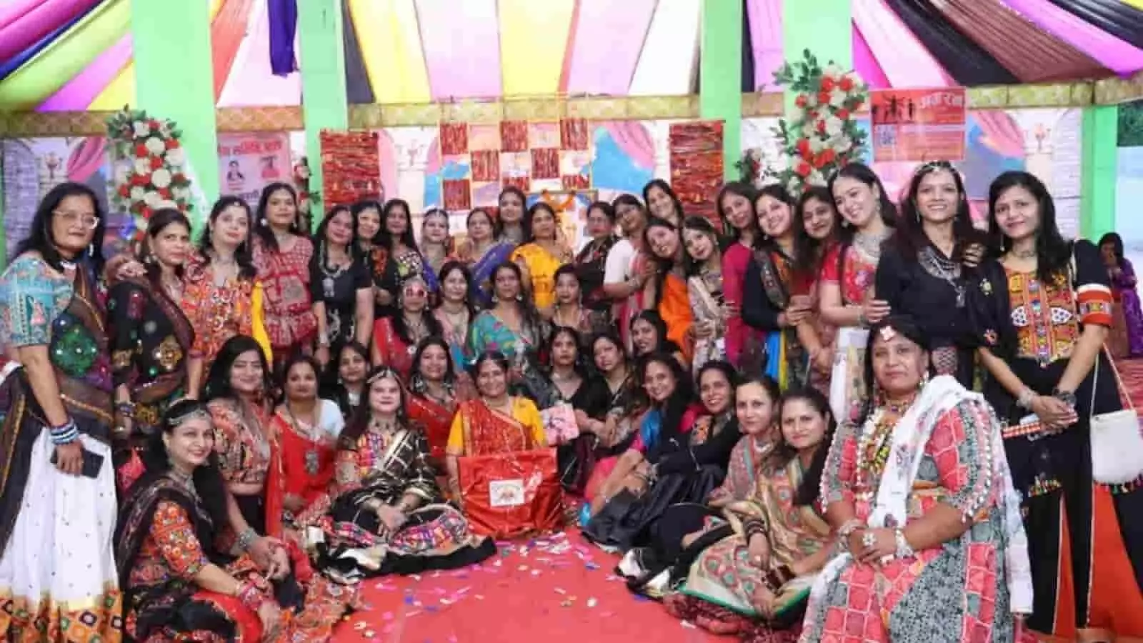 तस्वीर में दिख रही महिलाएं बारां में महाराजा अग्रसेन जयंती समारोह के दौरान गरबा और डांडिया नृत्य कर रही हैं। तस्वीर में दिख रही महिलाएं बारां में महाराजा अग्रसेन जयंती समारोह के दौरान गरबा और डांडिया नृत्य कर रही हैं।