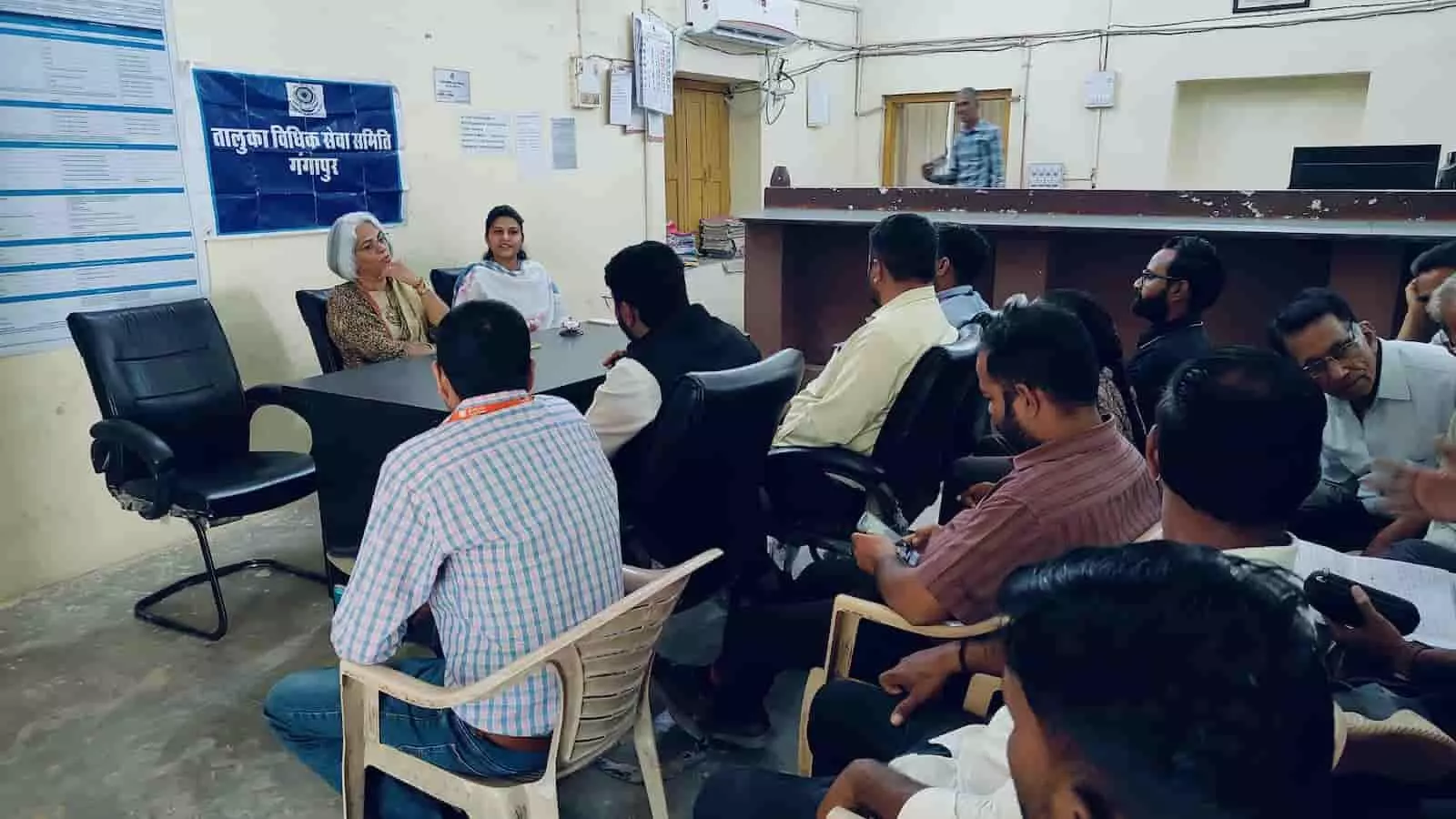 न्यायालय कक्ष में मामलों की सुनवाई करते हुए अधिकारी और लोग भीलवाड़ा में राष्ट्रीय लोक अदालत के संदर्भ में। न्यायालय कक्ष में मामलों की सुनवाई करते हुए अधिकारी और लोग भीलवाड़ा में राष्ट्रीय लोक अदालत के संदर्भ में।
