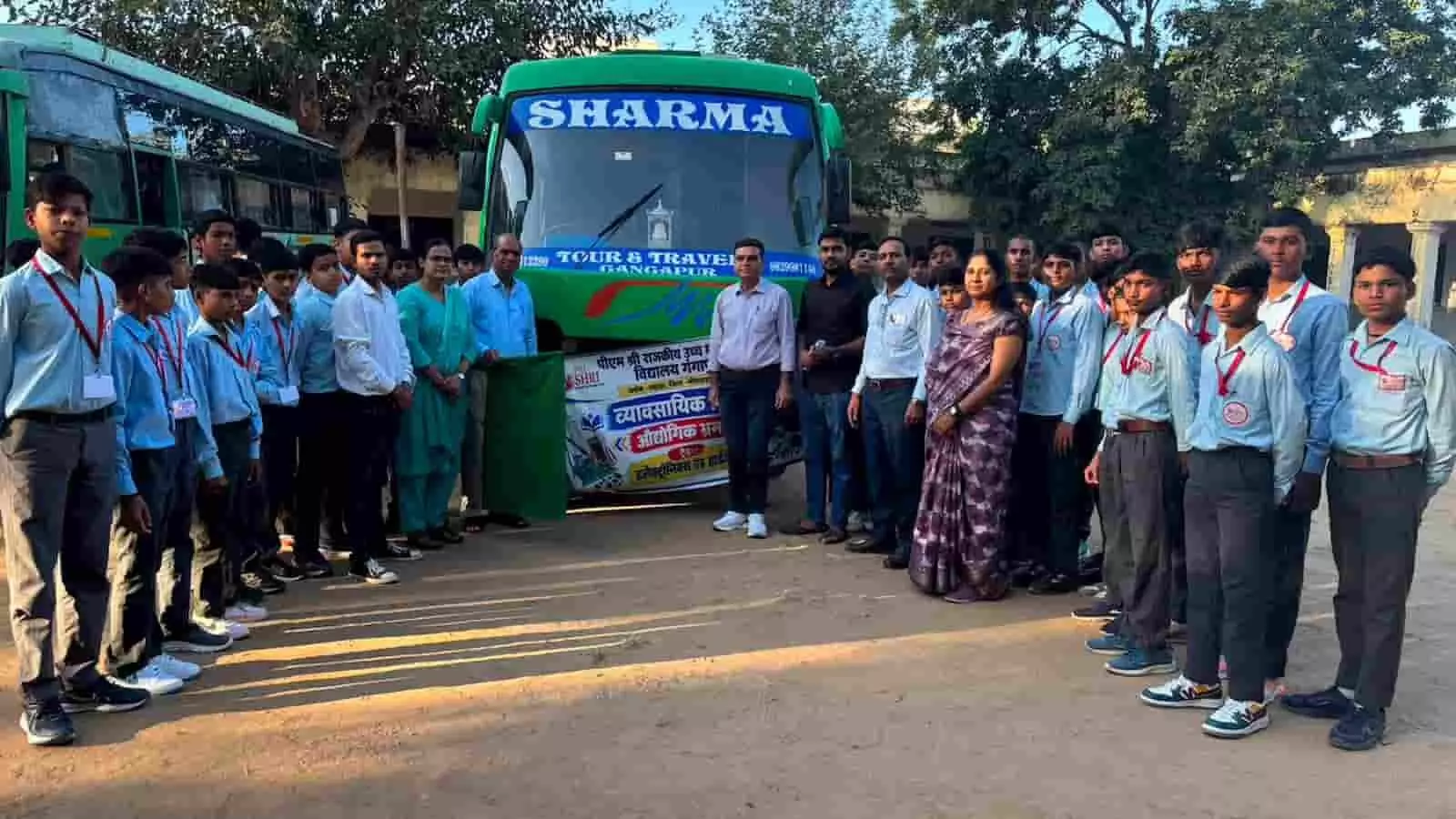 बस के सामने खड़े पीएमश्री विद्यालय गंगापुर के विद्यार्थी और शिक्षक शैक्षणिक भ्रमण के दौरान। बस के सामने खड़े पीएमश्री विद्यालय गंगापुर के विद्यार्थी और शिक्षक शैक्षणिक भ्रमण के दौरान।
