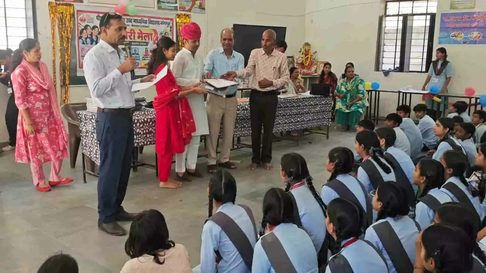 पीएम श्री विद्यालय गंगापुर में अंतरराष्ट्रीय बालिका दिवस पर आयोजित किशोरी मेले के दौरान छात्राओं को सम्मानित करते अतिथिगण। पीएम श्री विद्यालय गंगापुर में अंतरराष्ट्रीय बालिका दिवस पर आयोजित किशोरी मेले के दौरान छात्राओं को सम्मानित करते अतिथिगण।