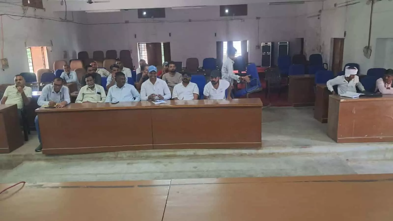 तस्वीर में पंचायत समिति सभागार की मेजों पर बैठे लोग चुनाव कार्यशाला में भाग लेते दिख रहे हैं। तस्वीर में पंचायत समिति सभागार की मेजों पर बैठे लोग चुनाव कार्यशाला में भाग लेते दिख रहे हैं।