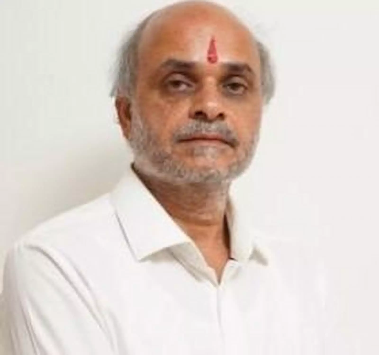 तस्वीर में भीलवाड़ा विधायक अशोक कुमार कोठारी सफेद शर्ट पहने हुए दिखाई दे रहे हैं। तस्वीर में भीलवाड़ा विधायक अशोक कुमार कोठारी सफेद शर्ट पहने हुए दिखाई दे रहे हैं।