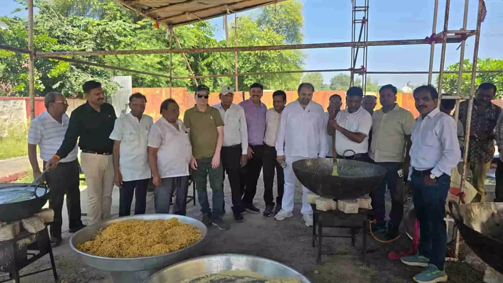 कोटा में अग्रसेन जयंती की तैयारियों के दौरान बड़ी कड़ाही के पास खड़े समाज के पदाधिकारी। कोटा में अग्रसेन जयंती की तैयारियों के दौरान बड़ी कड़ाही के पास खड़े समाज के पदाधिकारी।