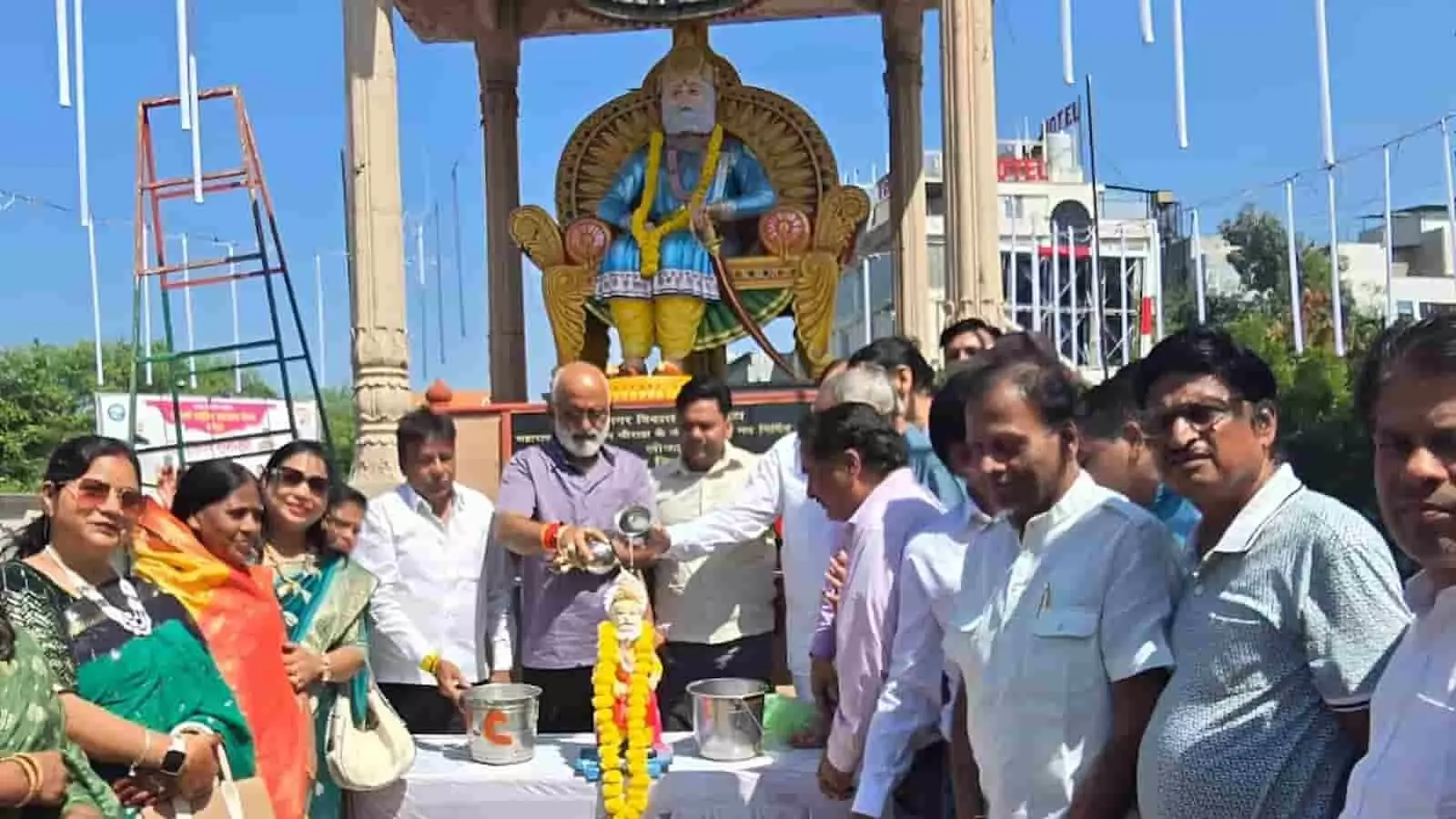अग्रसेन चौराहे पर कोटा में महाराजा अग्रसेन जी की प्रतिमा का दूध से अभिषेक करते हुए उपमहापौर विवेक राजवंशी और गणमान्य लोग। अग्रसेन चौराहे पर कोटा में महाराजा अग्रसेन जी की प्रतिमा का दूध से अभिषेक करते हुए उपमहापौर विवेक राजवंशी और गणमान्य लोग।