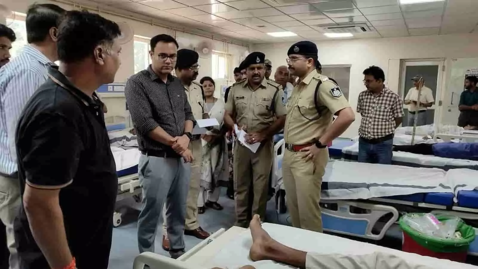 तस्वीर में कलेक्टर और पुलिस अधिकारी विजयराघवगढ़ सिविल अस्पताल के वॉर्ड में खड़े दिखाई दे रहे हैं। तस्वीर में कलेक्टर और पुलिस अधिकारी विजयराघवगढ़ सिविल अस्पताल के वॉर्ड में खड़े दिखाई दे रहे हैं।