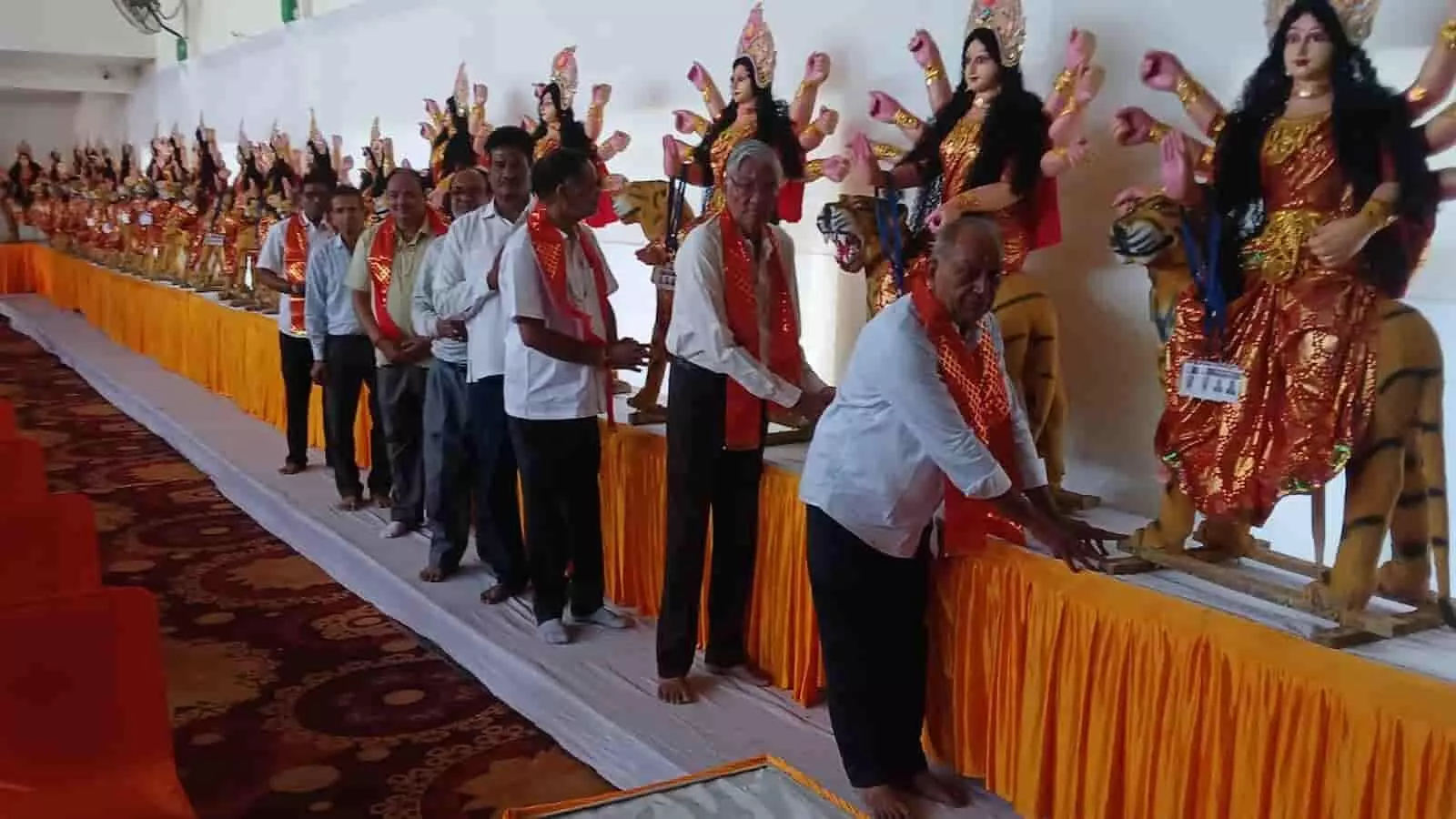 कोटा में टीलेश्वर महादेव मंदिर के हॉल में माटी से बनी दुर्गा प्रतिमाओं के पास खड़े आयोजक सदस्य। कोटा में टीलेश्वर महादेव मंदिर के हॉल में माटी से बनी दुर्गा प्रतिमाओं के पास खड़े आयोजक सदस्य।