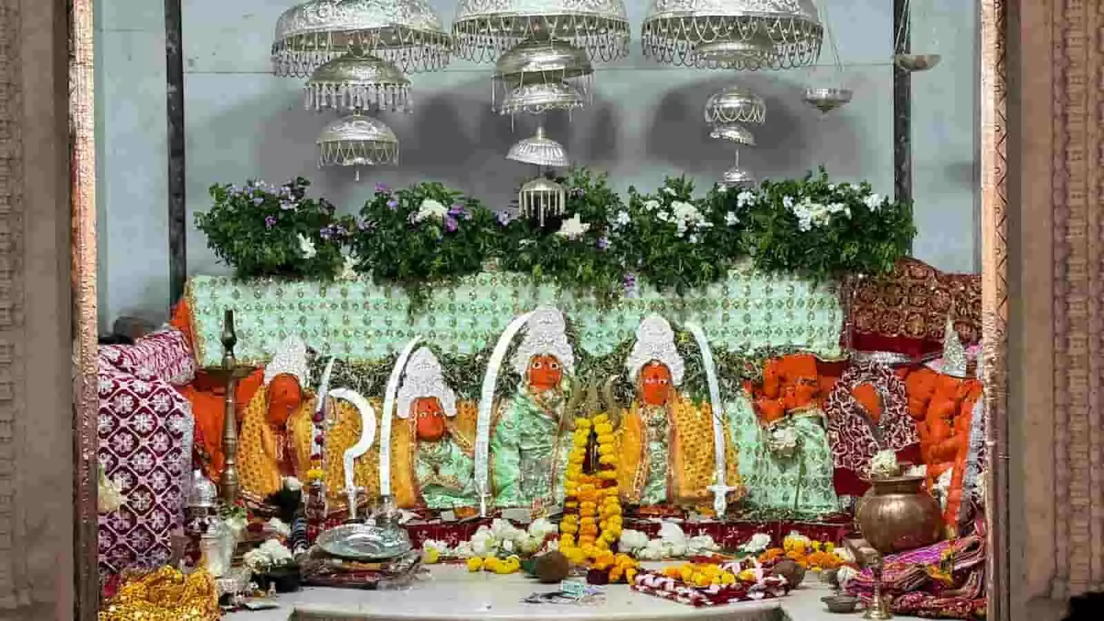तस्वीर में बेंगू के जोगणियां माताजी मंदिर के भीतर फूलों और स्वर्ण मुकुट से सजी देवियों की प्रतिमाएं नजर आ रही हैं। तस्वीर में बेंगू के जोगणियां माताजी मंदिर के भीतर फूलों और स्वर्ण मुकुट से सजी देवियों की प्रतिमाएं नजर आ रही हैं।